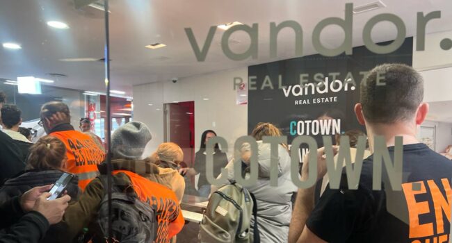 Medio centenar de personas se han plantado en las oficinas de Vandor para denunciar los colivings