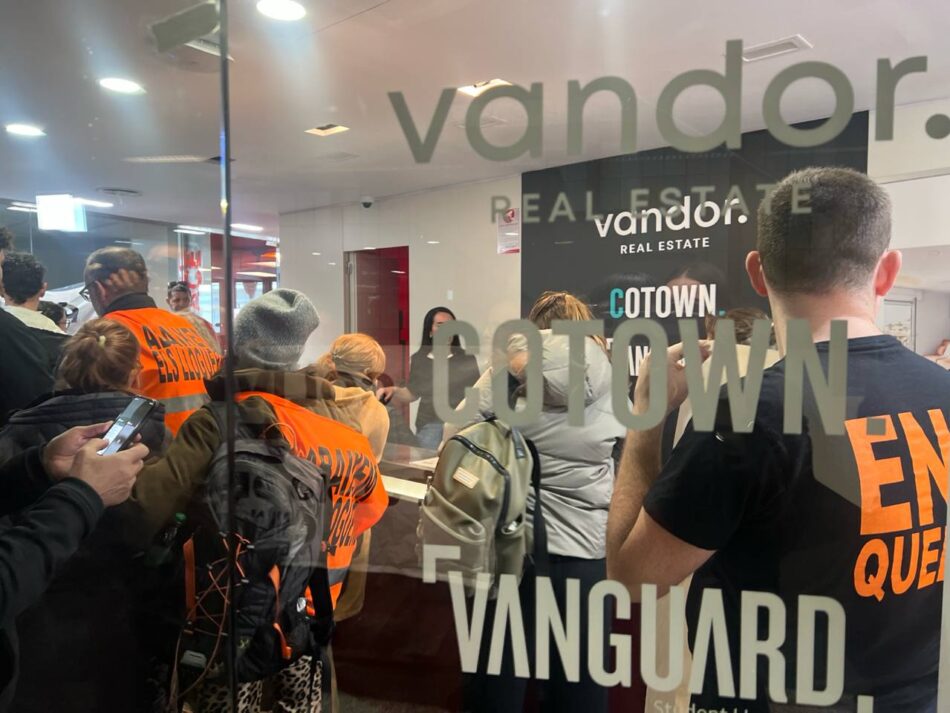 Medio centenar de personas se han plantado en las oficinas de Vandor para denunciar los colivings