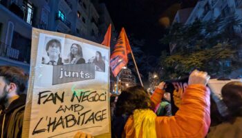 Cientos de personas se concentraron ante la sede de Junts per Catalunya para exigir la moratoria de desahucios, la renovación de contratos y la ley del alquiler de temporada