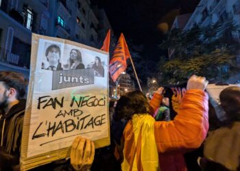 Cientos de personas se concentraron ante la sede de Junts per Catalunya para exigir la moratoria de desahucios, la renovación de contratos y la ley del alquiler de temporada