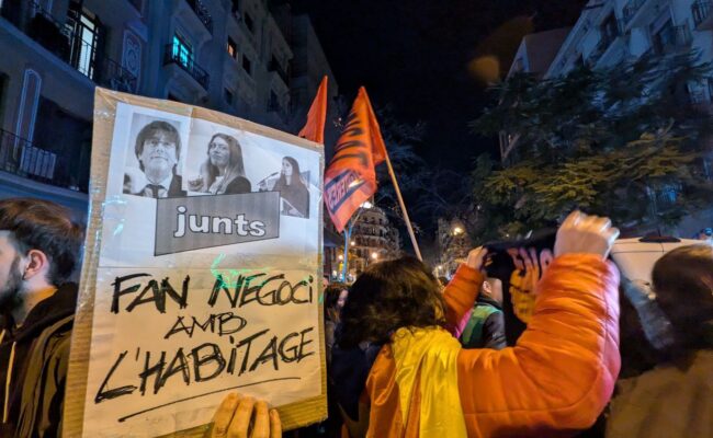 Cientos de personas se concentraron ante la sede de Junts per Catalunya para exigir la moratoria de desahucios, la renovación de contratos y la ley del alquiler de temporada