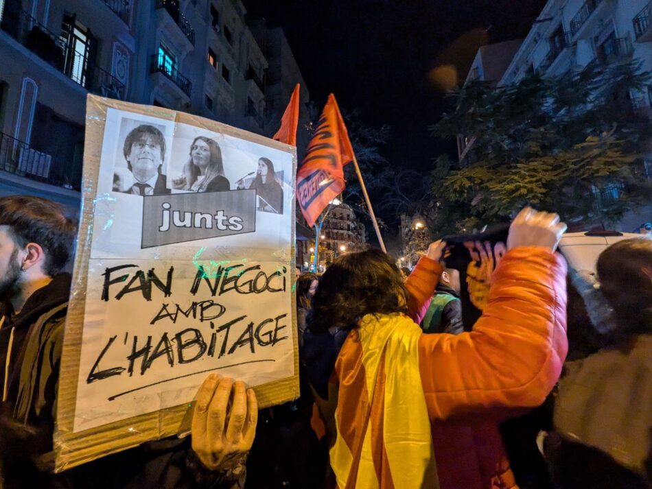 Cientos de personas se concentraron ante la sede de Junts per Catalunya para exigir la moratoria de desahucios, la renovación de contratos y la ley del alquiler de temporada