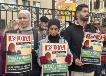 Colectivos propalestinos se concentran ante la Delegación del Gobierno para exigir asilo urgente para Dina y sus hijos, atrapados en Gaza