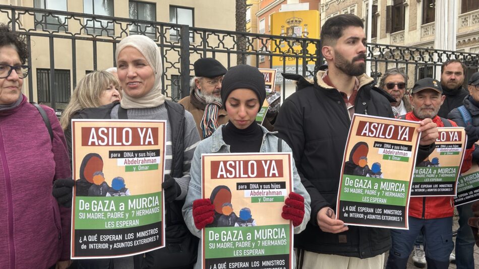 Colectivos propalestinos se concentran ante la Delegación del Gobierno para exigir asilo urgente para Dina y sus hijos, atrapados en Gaza