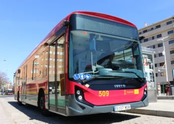 FACUA Sevilla pide a Tussam que refuerce las líneas de autobús C4 y 2 en las horas punta