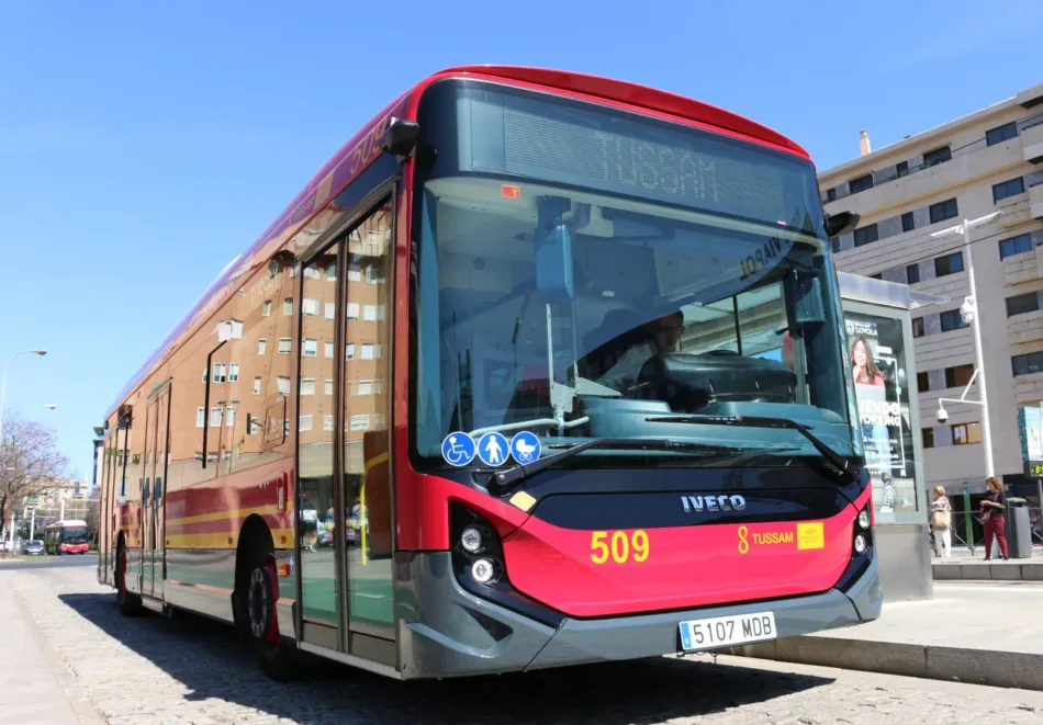 FACUA Sevilla pide a Tussam que refuerce las líneas de autobús C4 y 2 en las horas punta