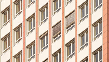 Un juzgado de Tarragona da la razón al Sindicat de Llogateres: no se puede repercutir el IBI al inquilino en viviendas de protección oficial