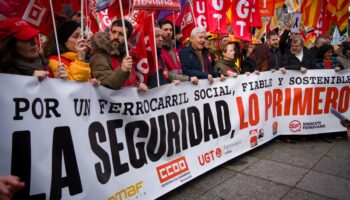 Unas 2.000 personas claman en Madrid por un ferrocarril social, fiable y sostenible y le dicen al Gobierno que la seguridad es lo primero