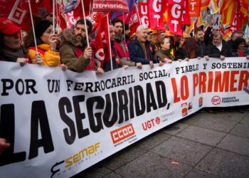 Unas 2.000 personas claman en Madrid por un ferrocarril social, fiable y sostenible y le dicen al Gobierno que la seguridad es lo primero