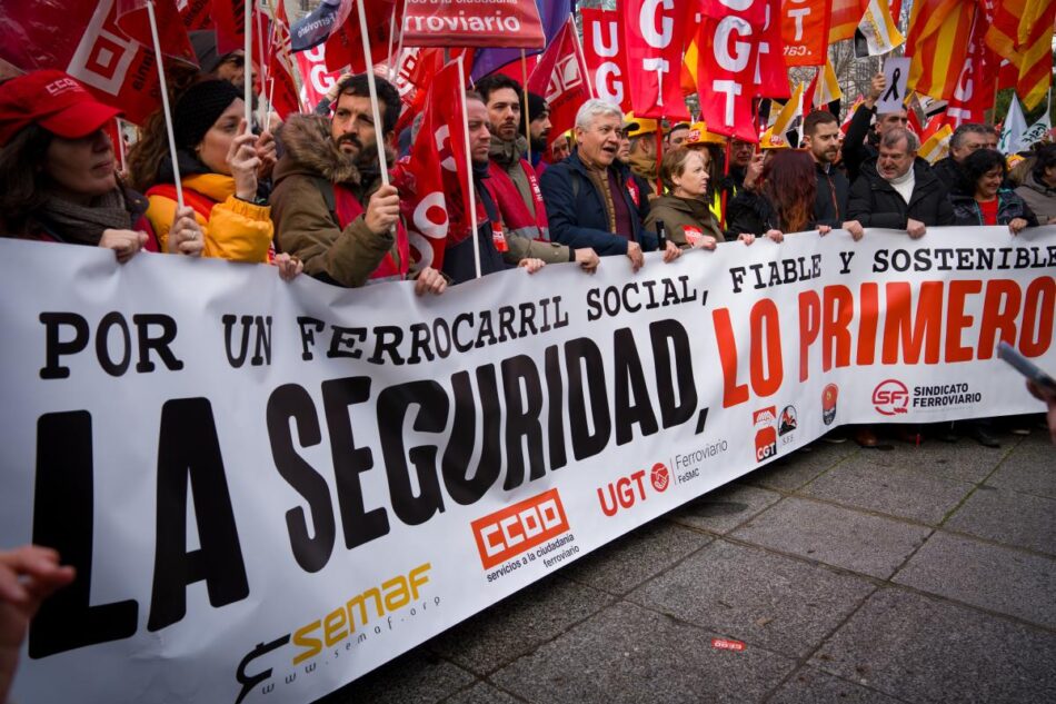 Unas 2.000 personas claman en Madrid por un ferrocarril social, fiable y sostenible y le dicen al Gobierno que la seguridad es lo primero