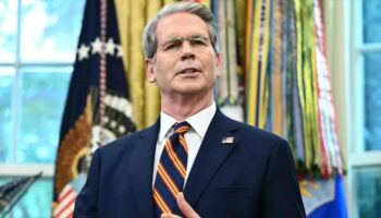 Secretario de Tesoro admite rol de EEUU en crear disturbios en Irán