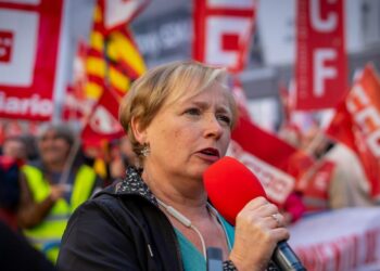 FSC-CCOO se concentra frente al Ministerio de Transportes para exigir responsabilidades y medidas urgentes en el sector ferroviario