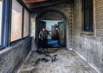 Colonos israelíes incendian una mezquita en Cisjordania