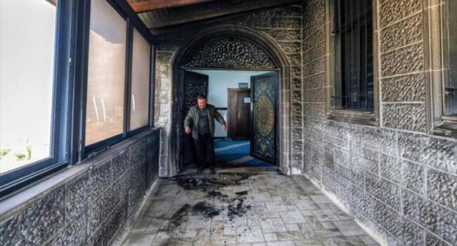 Colonos israelíes incendian una mezquita en Cisjordania