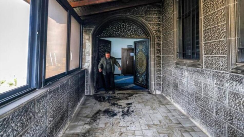 Colonos israelíes incendian una mezquita en Cisjordania