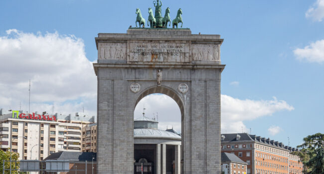 La Asociación para la Recuperación de la Memoria Histórica acudirá a la Fiscalía para denunciar que el Gobierno no retira el Arco de la Victoria