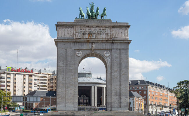 La Asociación para la Recuperación de la Memoria Histórica acudirá a la Fiscalía para denunciar que el Gobierno no retira el Arco de la Victoria