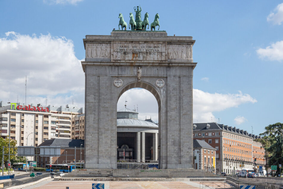 La Asociación para la Recuperación de la Memoria Histórica acudirá a la Fiscalía para denunciar que el Gobierno no retira el Arco de la Victoria