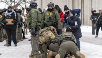 Juez declara ilegal política de Trump de deportación a terceros países