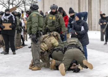 Juez declara ilegal política de Trump de deportación a terceros países