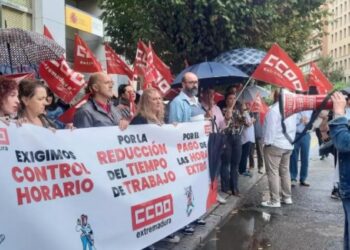 Cada semana 2,55 millones de horas extra no se pagan en España mientras se retrasa el nuevo registro horario