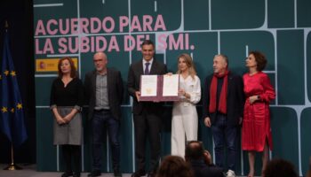 Se firma el nuevo incremento del Salario Mínimo Interprofesional (SMI), que alcanzará los 1.221 euros brutos mensuales en 14 pagas, y beneficiará a 1,6 millones de personas 