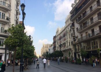 CCOO advierte de que la Ley de Turismo sostenible “tiene la intención de ser un traje nuevo para el turismo andaluz, pero con costuras débiles en lo social y lo ambiental”