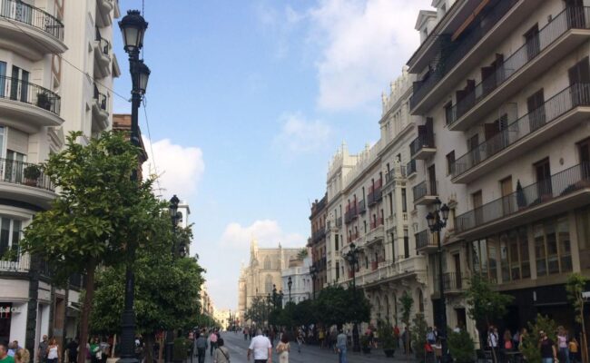 CCOO advierte de que la Ley de Turismo sostenible “tiene la intención de ser un traje nuevo para el turismo andaluz, pero con costuras débiles en lo social y lo ambiental”