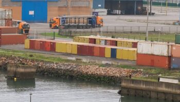 Denuncian vertidos en el puerto del Musel (Gijón), en el área donde se están limpiando los contenedores marítimos