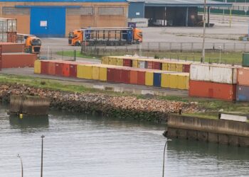 Denuncian vertidos en el puerto del Musel (Gijón), en el área donde se están limpiando los contenedores marítimos