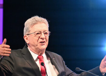 Mélenchon acusa a EEUU e Israel de buscar el petróleo de Irán