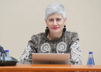 Queixas empraza o PP a escoitar o clamor da comunidade escolar da Coruña: “Estouparon as costuras do ensino”