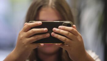 Prohibir el acceso a las redes sociales a menores de 16 años: ¿de verdad les protege?