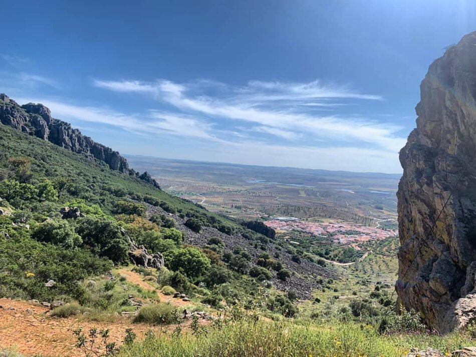 Ecologistas en Acción pide explicaciones por sobrevuelos con helicóptero en la Sierra Grande de Hornachos en plena época de cría