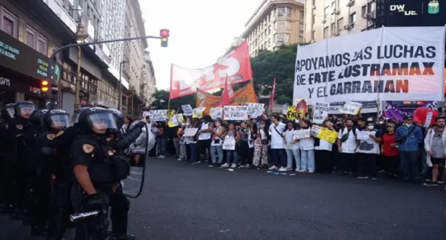 Sin convocatoria de la CGT, sindicatos marchan al Senado contra la reforma laboral de Milei