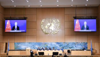 China está dispuesta a trabajar con todos los países para mejorar gobernanza global de derechos humanos, dice canciller chino