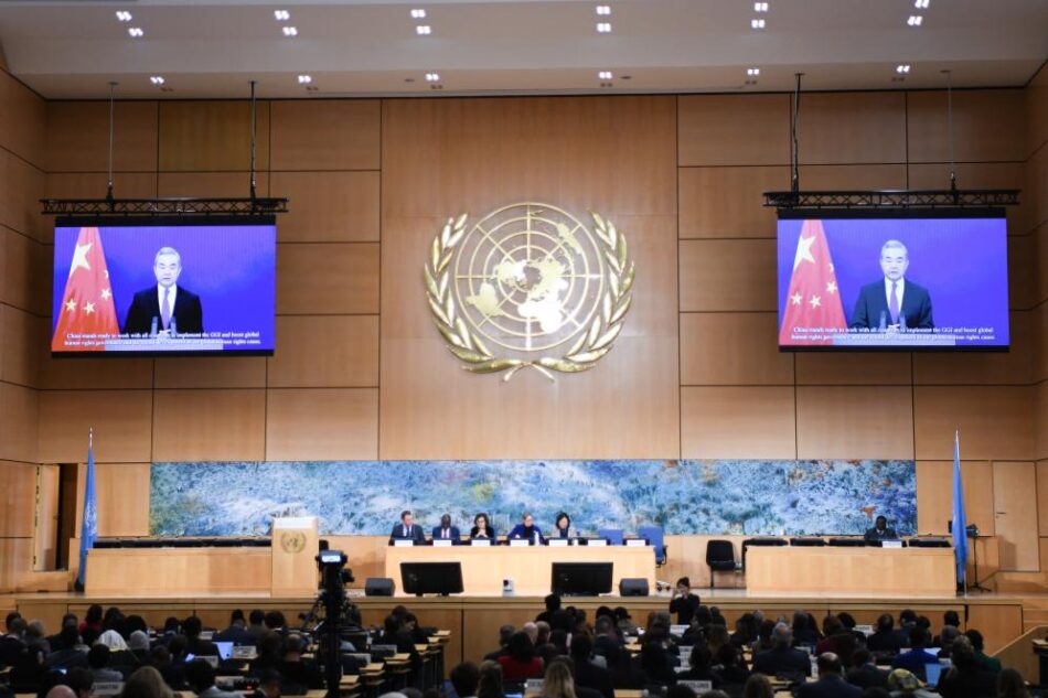 China está dispuesta a trabajar con todos los países para mejorar gobernanza global de derechos humanos, dice canciller chino