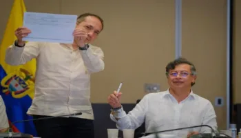 Presidente Gustavo Petro suscribe solicitud de Asamblea Nacional Constituyente