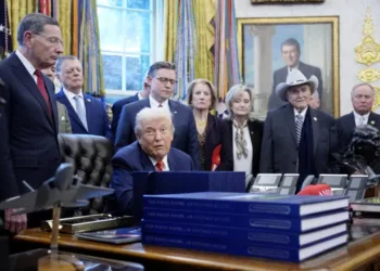 Un 52% de estadounidenses considera que Trump empeoró economía del país y sólo un 28% que la mejoró, según encuesta