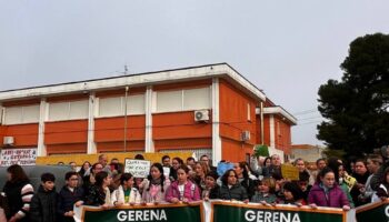 USTEA Sevilla en la concentración del CEIP Fernando Feliú de Gerena para pedir un nuevo centro seguro para su alumnado y el personal que allí trabaja