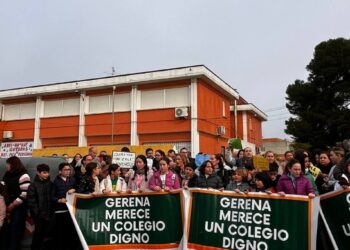 USTEA Sevilla en la concentración del CEIP Fernando Feliú de Gerena para pedir un nuevo centro seguro para su alumnado y el personal que allí trabaja