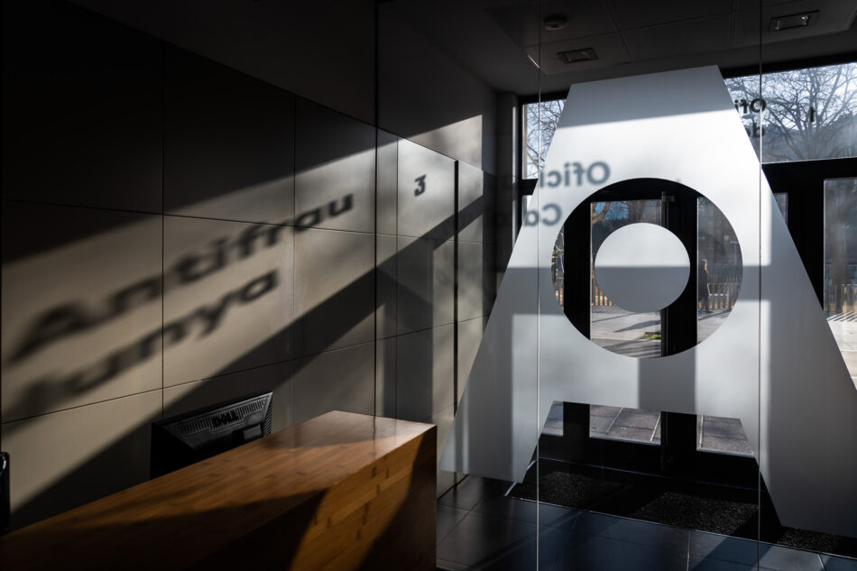 La CGT porta a la Creu Roja davant de l’Oficina Antifrau per la gestió del CAS Lluís Companys