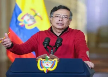 Petro pide al pueblo colombiano defender alza de salario mínimo