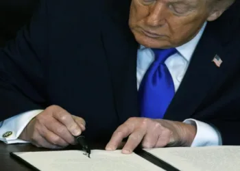 Trump firma orden ejecutiva para poner fin a aranceles adicionales