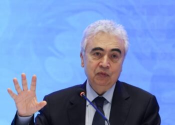 Organismo energético analiza liberar reservas de crudo por guerra