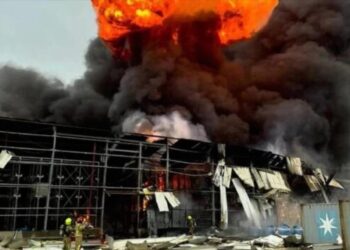 Una planta química israelí arde en llamas tras un ataque iraní