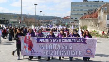 Centos de mulleres mobilízanse coa CIG en Compostela ao berro de “feministas e combativas, en loita pola nosa dignidade”