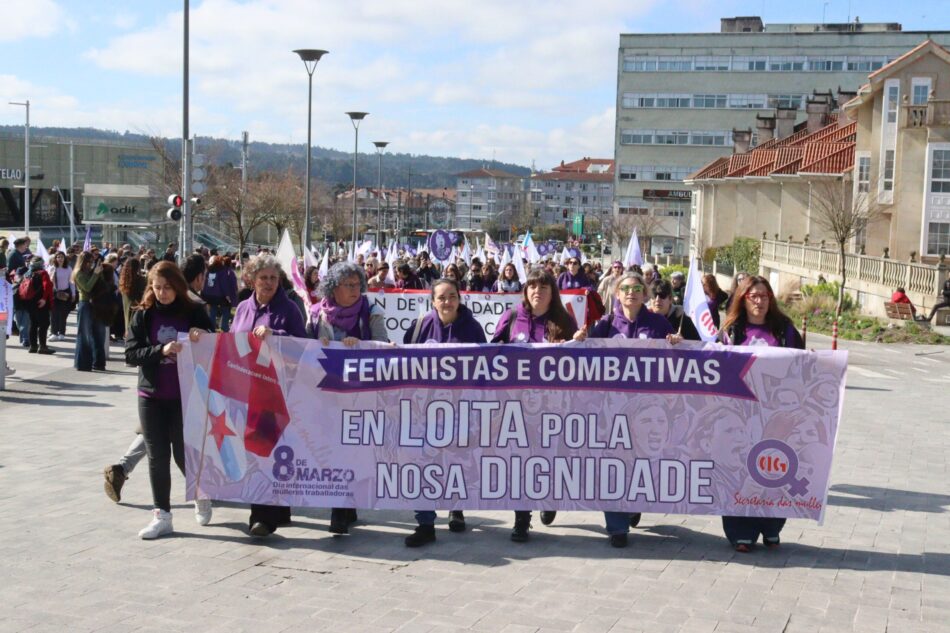 Centos de mulleres mobilízanse coa CIG en Compostela ao berro de “feministas e combativas, en loita pola nosa dignidade”