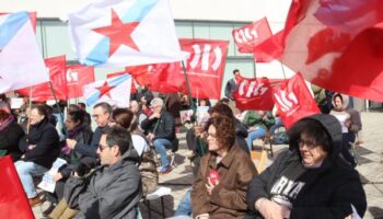 Persoal de Atención Primaria senta na porta da Consellaría á espera de poder negociar melloras laborais e asistenciais