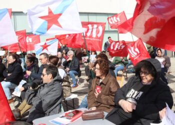 Persoal de Atención Primaria senta na porta da Consellaría á espera de poder negociar melloras laborais e asistenciais